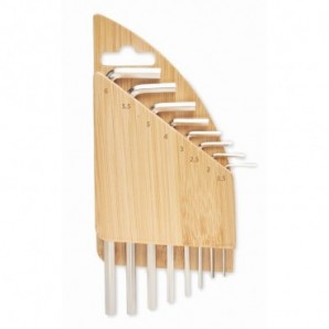 Tabla de quesos de bambú con utensilios